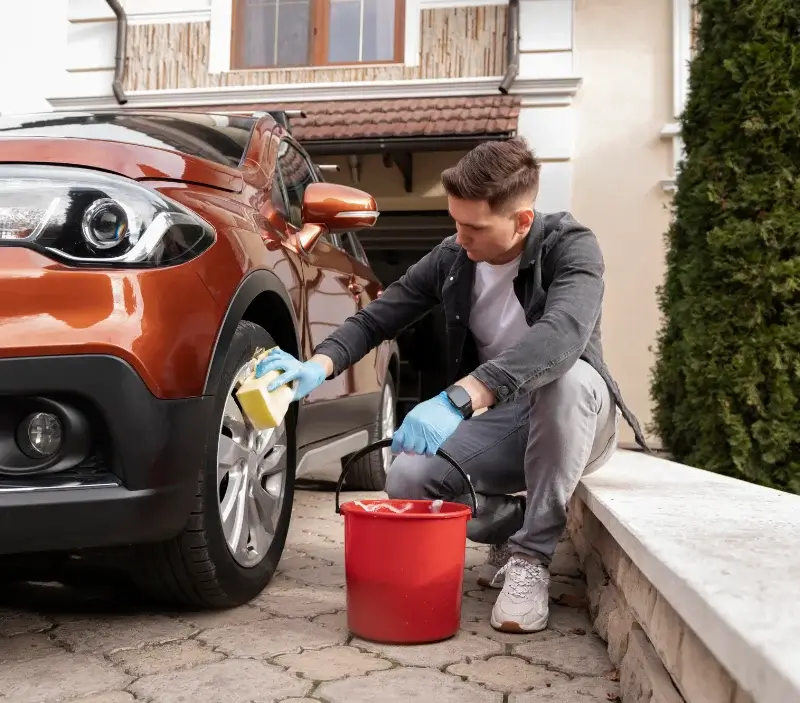 Lavage auto à domicile Gandelain : professionnel intervenant sur un véhicule